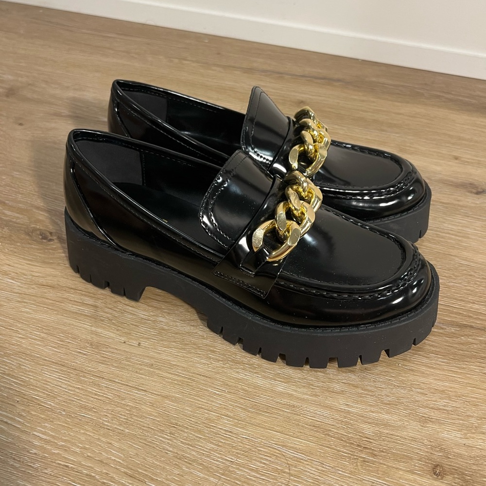 GUESS Chain Loafer